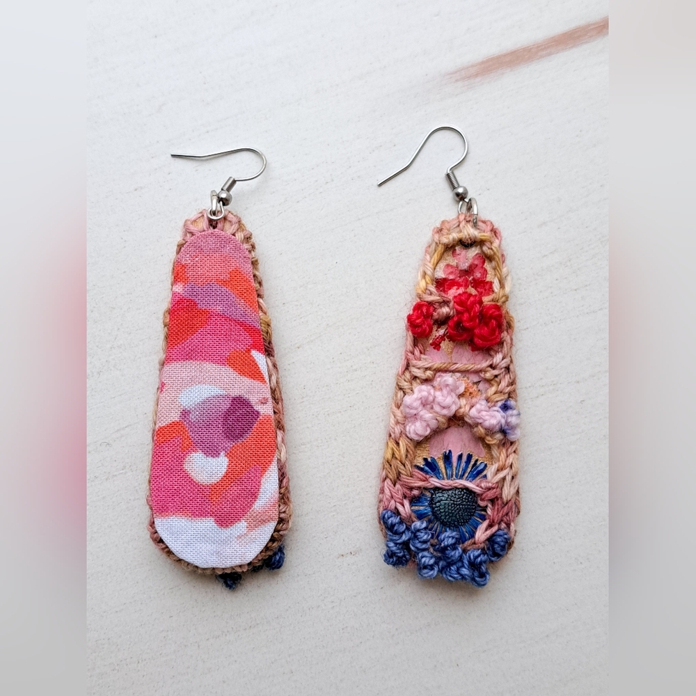 Teardrop Hand Knitted and Embroidered Earrings with Dry Flowers Colorful Cotton - Picture 12 of 16
